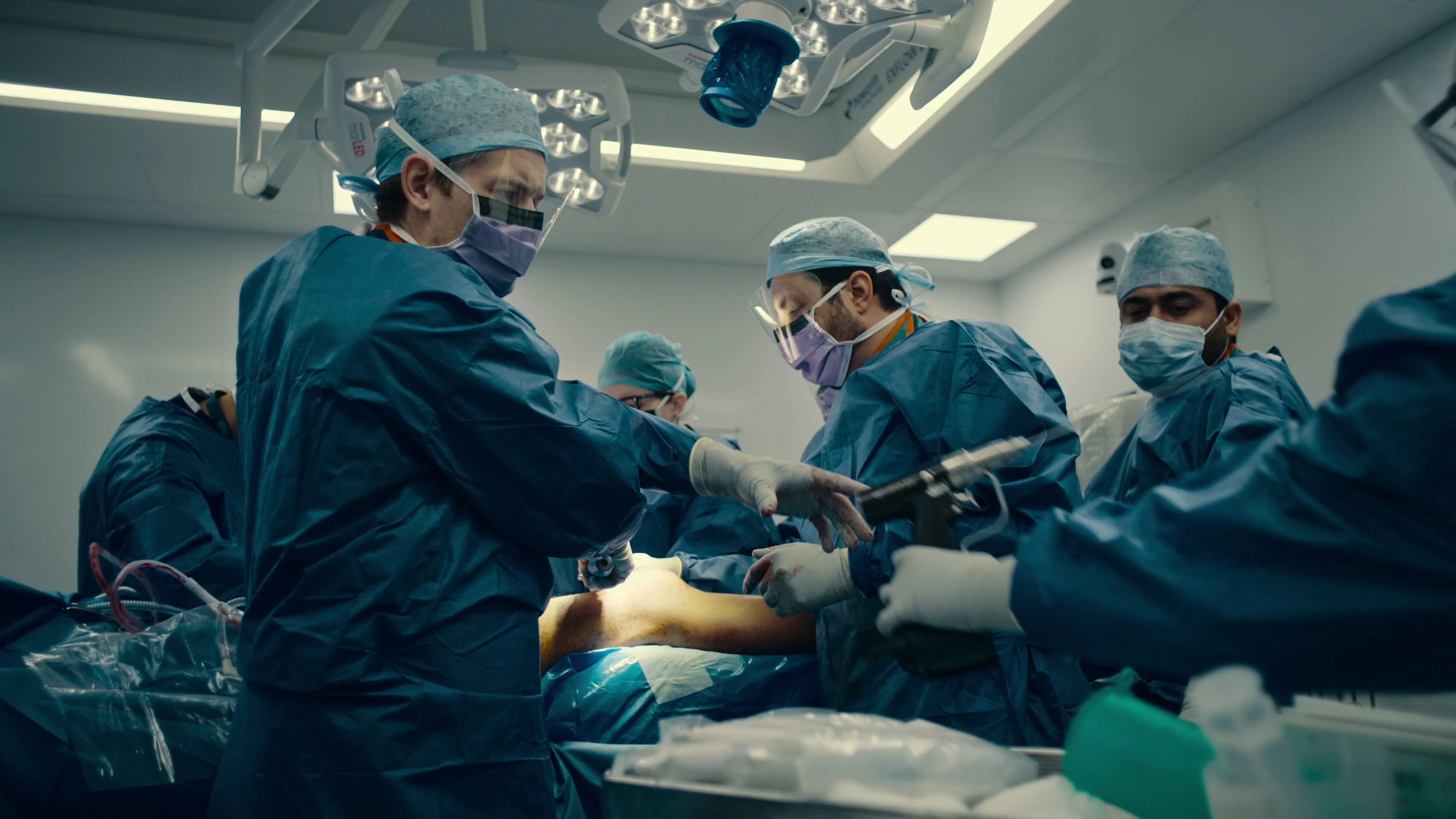 Nguy Cấp: Lằn Ranh Sinh Mạng - Critical: Between Life And Death